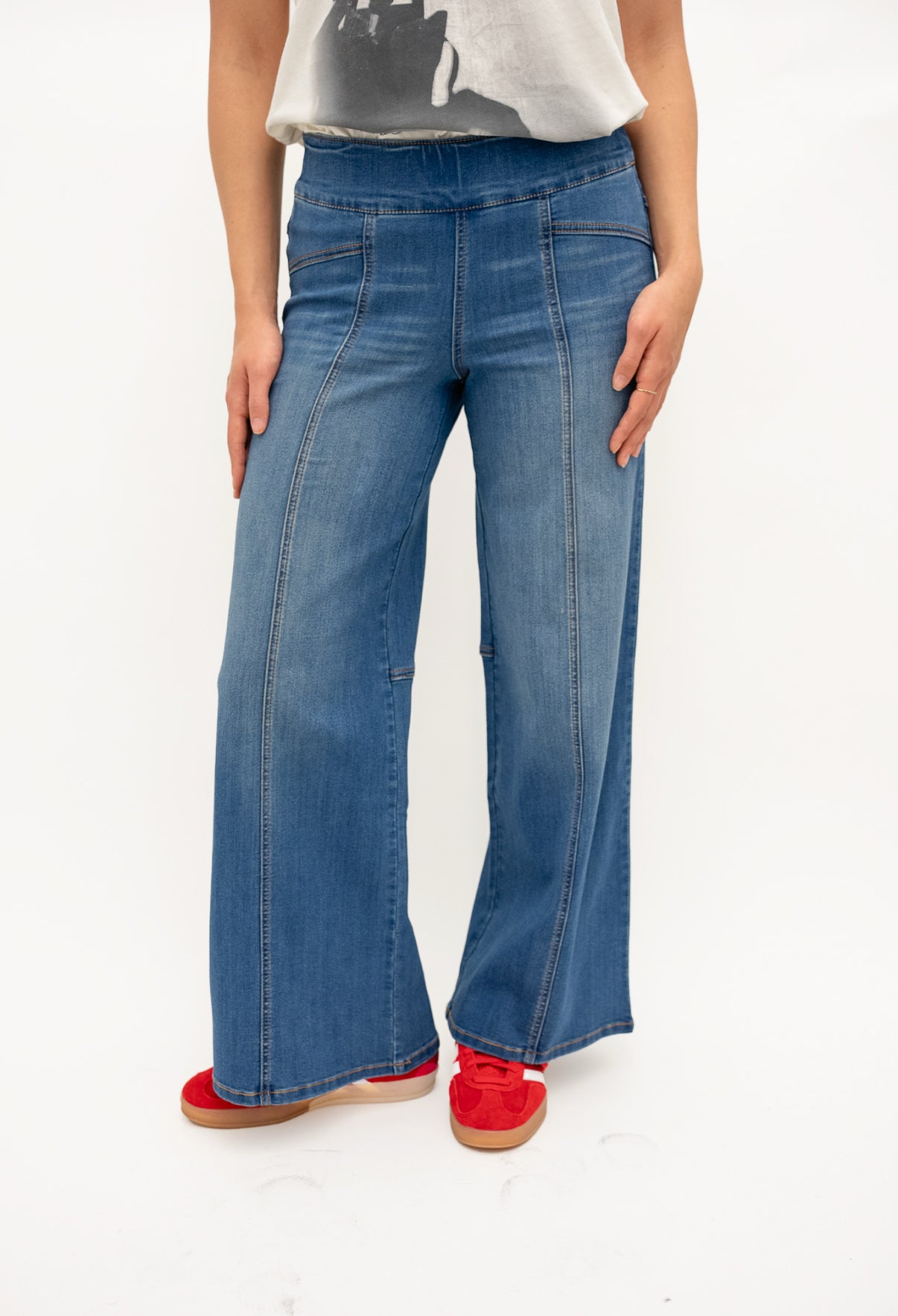 30" Mid Rise Pull On Wide Leg Jeans
