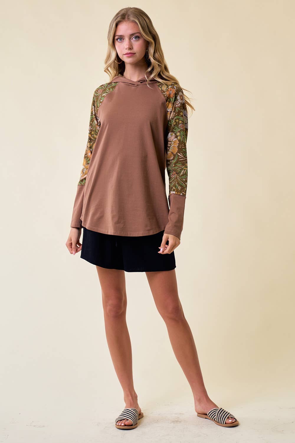 PRINTED SLEEVE RAGLAN HOOD TOP