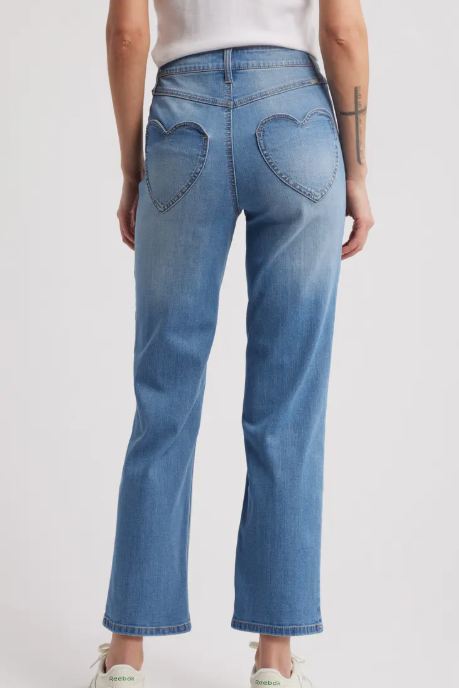 28.5" Straight Leg Jeans w/ Heart Shaped Back Pockets 💗