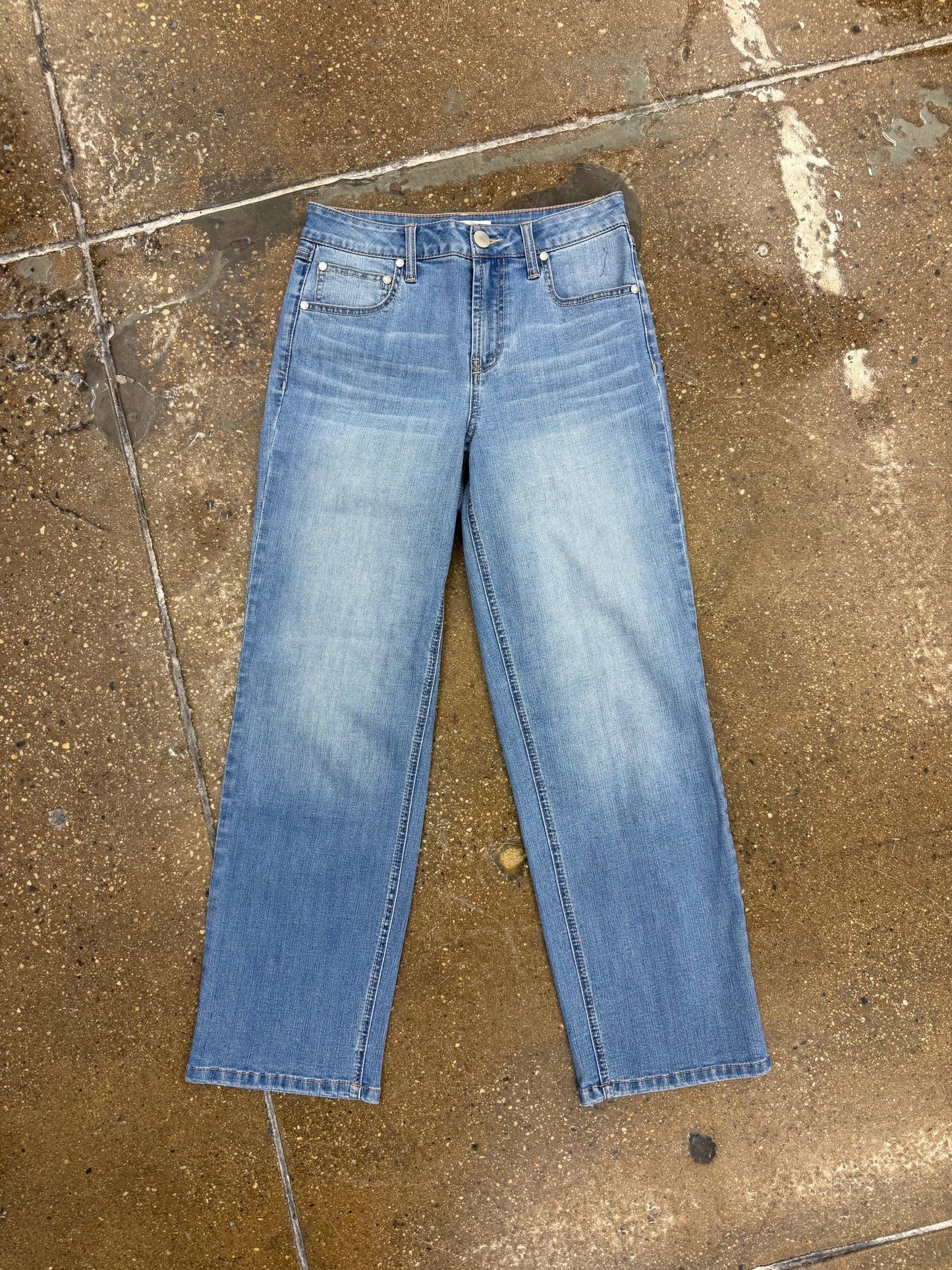 28.5" Straight Leg Jeans w/ Heart Shaped Back Pockets 💗