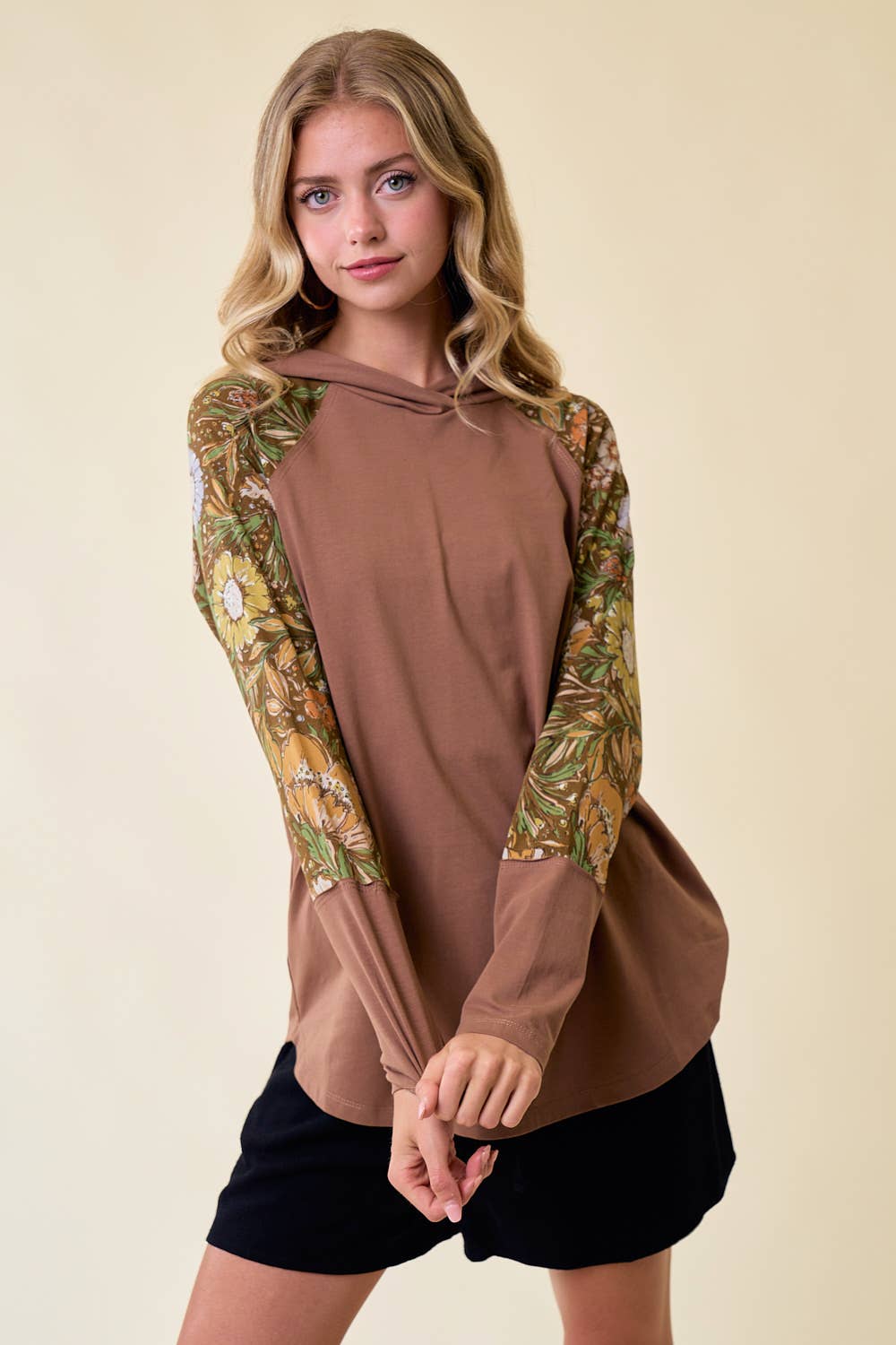 PRINTED SLEEVE RAGLAN HOOD TOP